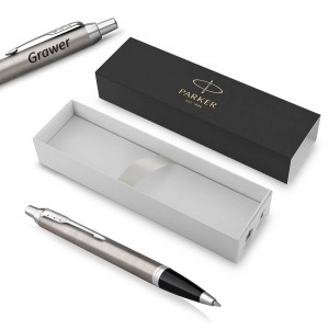 Parker IM Essential nerūsējošā tērauda lodīšu pildspalva ar gravējumu / Dāvanu kaste Parker IM Essential nerūsējošā tērauda lodīšu pildspalva ar gravējumu / Dāvanu kaste